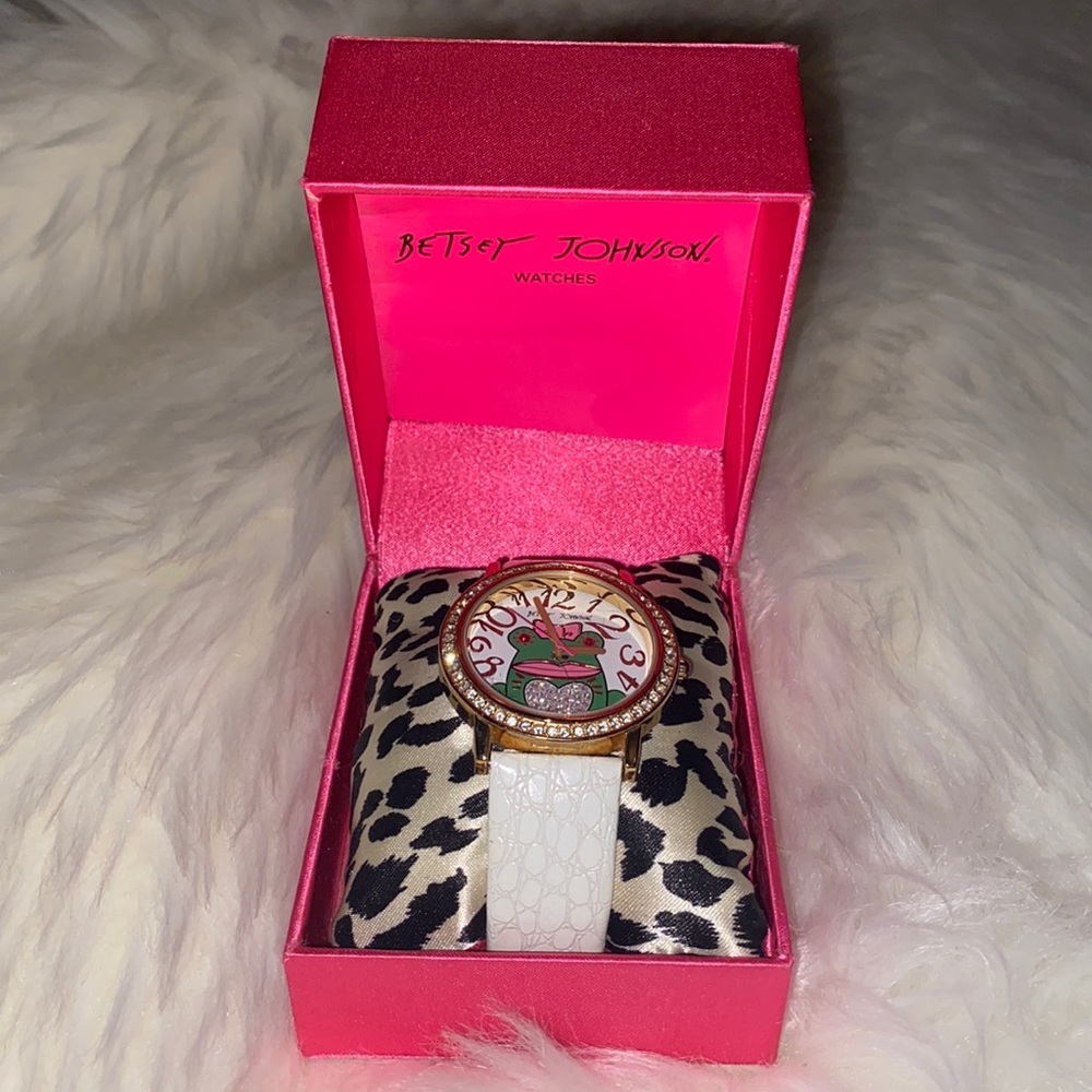 Stylish white Betsey Johnson watch🤍